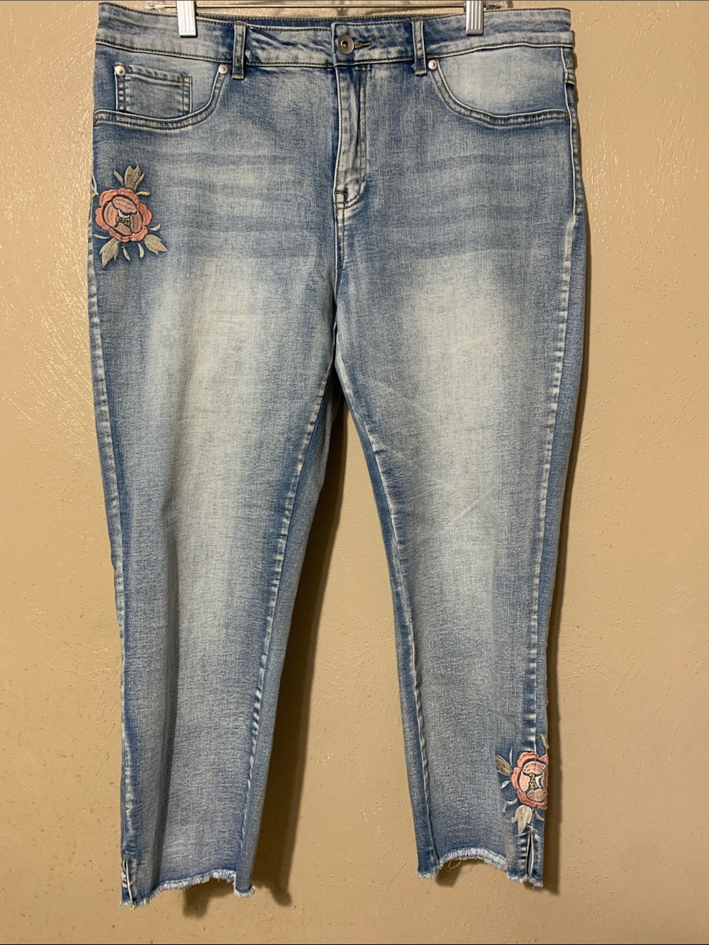 Tribal Jeans Boyfriend size 14 Light Blue Cropped Jeans  Pink Floral Embroidery